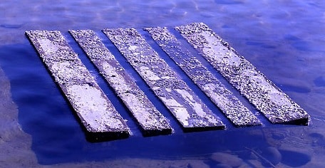 Por eso la madera flota sobre el agua y el plomo se hunde en ella, porque el plomo posee mayor densidad que el agua mientras que la densidad de la madera es menor, pero ambas sustancias se hundirán en la gasolina, de densidad más baja.