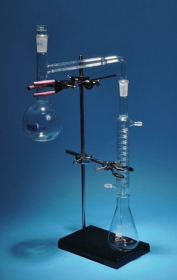 En cuanto a su naturaleza, los instrumentos de vidrio son muy comunes en el laboratorio y resisten altas temperaturas