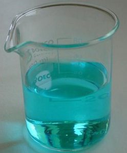 Por ejemplo: Una disolución de Sulfato de Cobre II, puede separarse mediante la destilación. Este proceso básicamente consiste en calentar la disolución, el agua líquida se obtiene en estado gaseoso al hervir la disolución, en cambio el sulfato permanece en el recipiente.