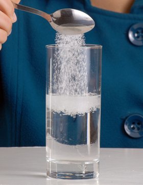 Por ejemplo: una disolución acuosa de sacarosa tiene dulzor uniforme en cualquier parte de la disolución.
