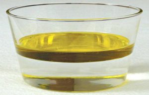 Por ejemplo: una mezcla conformada por agua y aceite. Los componentes se separan en zonas diferenciadas.
