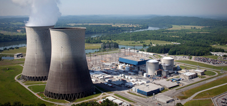 Los procesos de fisión nuclear se llevan a cabo en los reactores nucleares. Estas son grandes instalaciones diseñadas para transformar la energía nuclear en otras formas energéticas, como la electricidad.