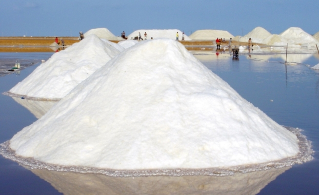 En muchas partes del mundo, la sal de mesa se obtiene de la evaporación del agua de mar. El calor para el proceso proviene del sol.