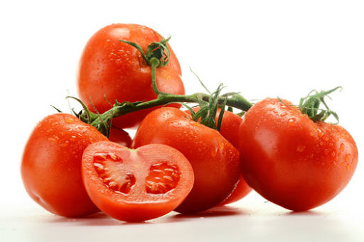 Ejemplo: Si nos preguntamos cómo influye la temperatura en el crecimiento de los tomates, la temperatura es la variable independiente o manipulada por el investigador, y el crecimiento de los tomates, la variable dependiente o de interés. Para asegurarse que la diferencia en el crecimiento de los tomates se debe a la temperatura y no a otros factores, se debe mantener constante la cantidad de agua, luz y sustrato que se le da a las plantas, estas últimas corresponden a variables controladas.