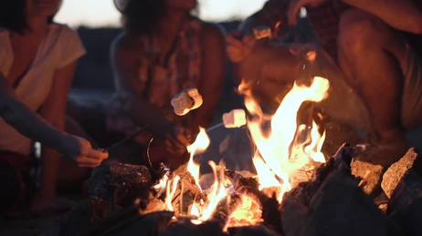 Sentimos el calor del fuego debido a la diferencia de temperatura entre la hoguera y nuestro cuerpo.