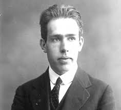 Niels Bohr es uno de los hombres que más ha aportado a la comprensión de la estructura atómica.