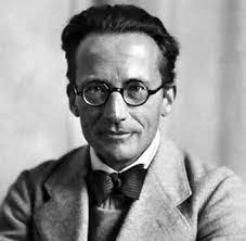 Erwin Schrodinger (1887-1961) contribuyó significativamente a la elaboración del modelo atómico actual, con la formulación de un sistema probabilístico para indicar la ubicación de un electrón cualquiera en la periferia de un átomo.